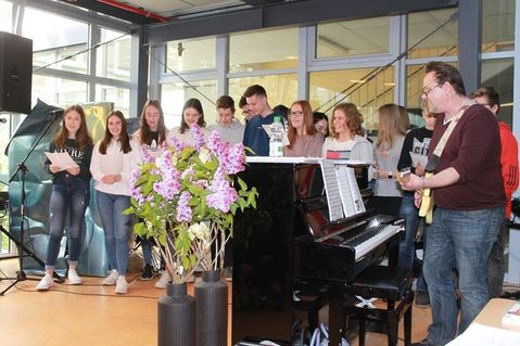 Von 8 Uhr an drang fröhliche Musik durch das gesamte Schulgebäude.