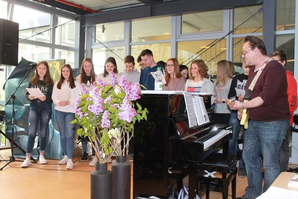 Von 8 Uhr an drang fröhliche Musik durch das gesamte Schulgebäude.