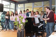 Von 8 Uhr an drang fröhliche Musik durch das gesamte Schulgebäude.
