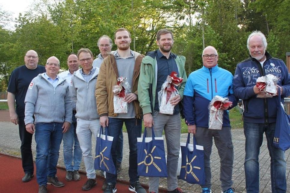 TSV Neustadt 1. Vorsitzender Jörg Henkel, die HSG-Verantwortlichen Heiko Haase, Mike Enke und Jens Hamann, TSV Grömitz 1. Vorsitzender Jan-Eric Hertwig, die Spieler Christoph Schlichting und Markus Noel sowie das Trainergespann Holger Nielsen und Andreas Brüßhaber (v. lks.).