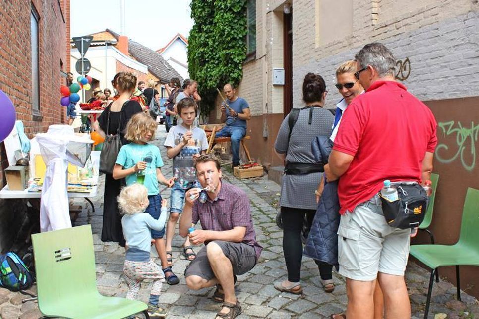 Eröffnung der Projektwerkstatt mit vielen Aktivitäten, unter anderem Imkerstand, Holzwerkstatt, Zirkusangeboten und Ausstellungen im Innenbereich.