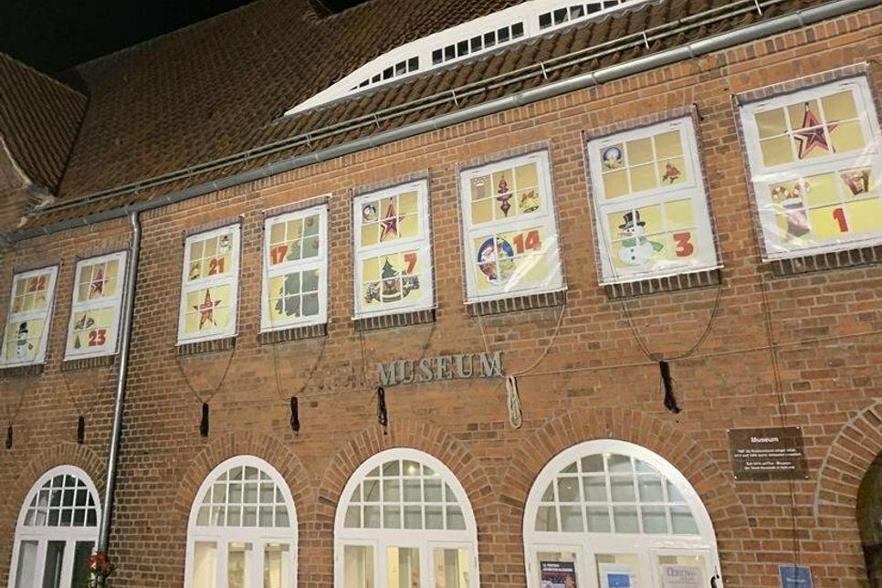 Die Türchen werden nun nicht mehr an den Fenstern, sondern auf Augenhöhe gezeigt.