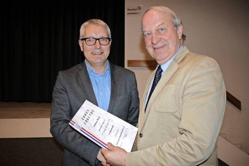 Ehrung für Kassenwart Andreas Bock (lks.). Rolf Röhling überreichte ihm für langjähriges ehrenamtliches Engagement eine Ehrenurkunde sowie die Verdienstnadel des Kreissportverbandes. Seit 15 Jahren führt Andreas Bock die Kassengeschäfte zur vollsten Zufriedenheit aller Vereinsmitglieder.