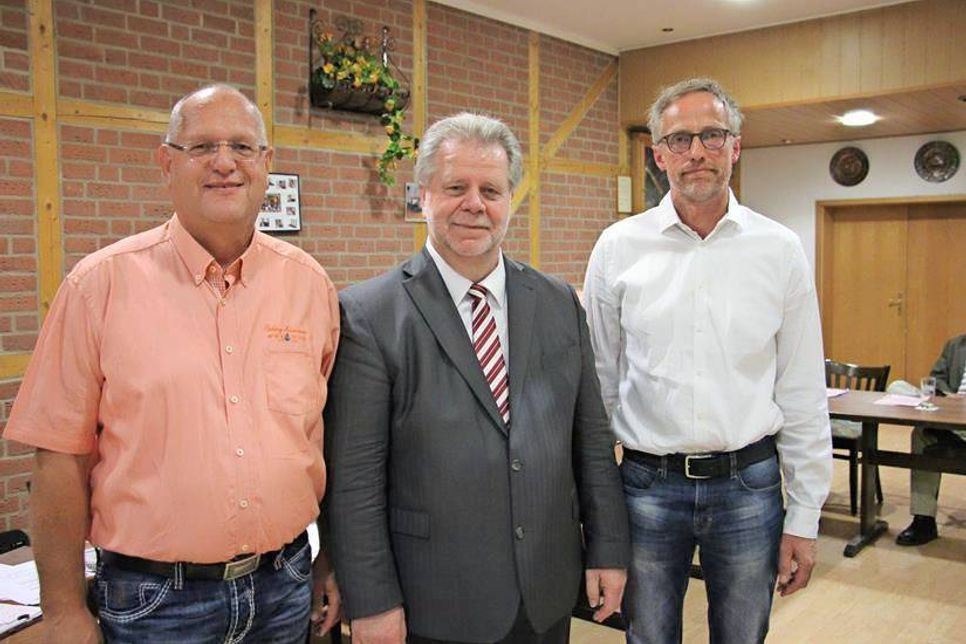 Bürgermeister Rainer Holtz (Mitte) mit seinem 1. Stellvertreter Dirk Gaczmanga (lks.) und seinem 2. Stellvertreter Hinrich Behrens.