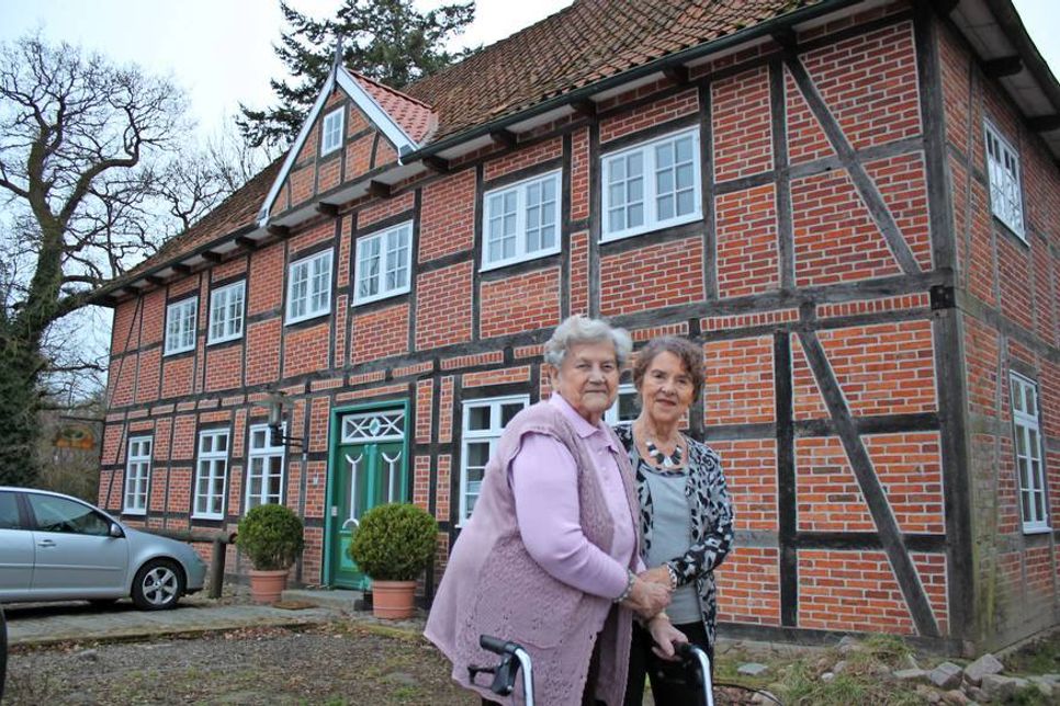 Wiedersehen vor der Museumskneipe in Bökenberg: Hilda Revenstorf (lks.) und Christel Suhr.