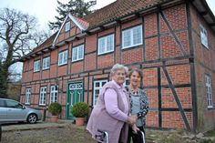 Wiedersehen vor der Museumskneipe in Bökenberg: Hilda Revenstorf (lks.) und Christel Suhr.