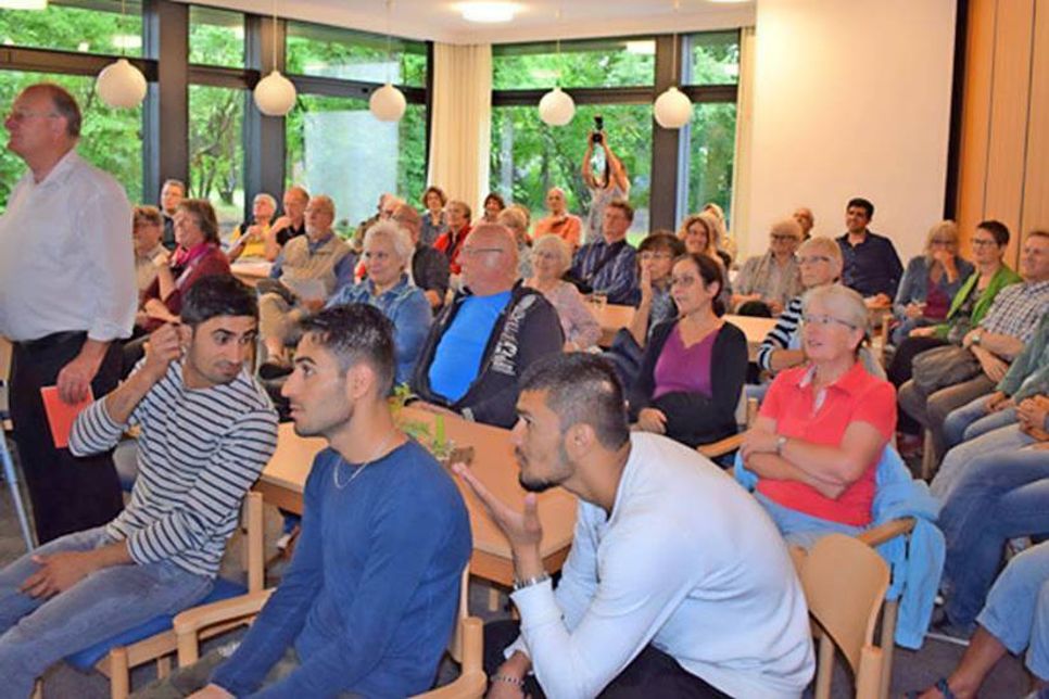 Viele ehrenamtliche Flüchtlingsbetreuer, Vertreter der Politik und Flüchtlinge waren ins Bugenhagenhaus gekommen, um ihre Unterstützung zu den Forderungen zu signalisieren