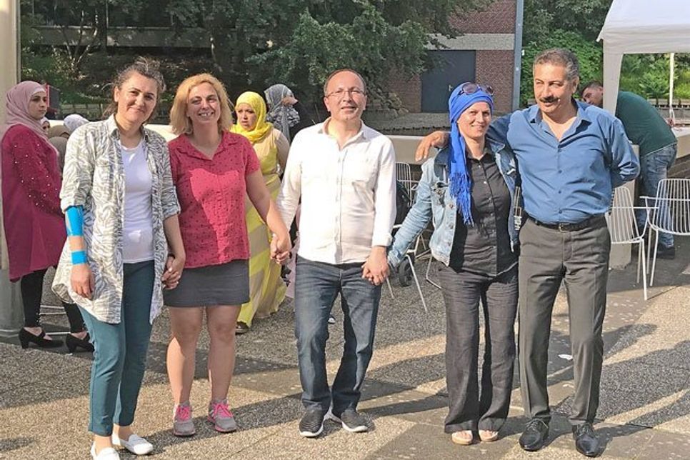Schon nachmittags wurde fröhlich zusammen getanzt. Harun Kahveci (Mitte) von der Türkischen Gemeinde Ostholstein hatte zuvor auch live gesungen.
