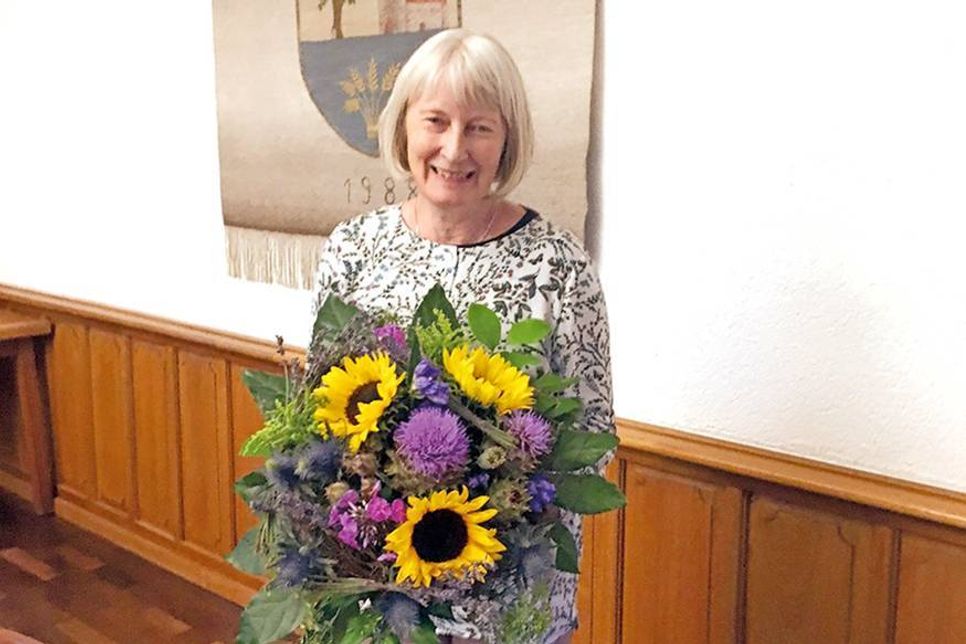 Wurde mit Dankesworten und einem Blumenstrauß verabschiedet: die bisherige Dorfvorsteherin Karin Keller-Georg.