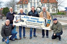 Mit ihrem neuen Leiter Marco Gieseler (m.) sind alle Macher der ersten Stunde von „Alle unter einem Hut“ wieder mit von der Partie. Am Samstag lädt das Organisationteam mit Axel Gieseler (v.l.), Manfred Mohr, Claus Seifert, Gernot Kamrath und Norbert Leihe zur 8. Ehrenamtsmesse in die Ludwig-Jahn-Halle ein. (Foto: Setje-Eilers)