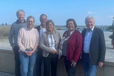 Schriftführer Prof. Dr. Georg Plate, die neue Schatzmeisterin Heike Wiesing-Weißbarth, Spielführer Ronald Bracker, Vizepräsidentin Dr. Beatrice Maxrath, Jugendwartin Steffi Buhtz, Ehrenmitglied Norbert Becker (v. lks.).