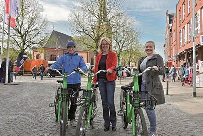 Radverkehrsbeauftragter Wolfgang Hohmeyer, Bürgermeisterin Mira Radünzel und Stadtradeln-Koordinatorin Lara Lohreit werben um weitere rüstige Radler und Teilnehmer beim Stadtradeln 2023.
