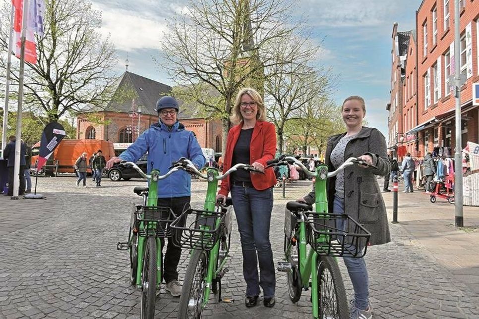 Radverkehrsbeauftragter Wolfgang Hohmeyer, Bürgermeisterin Mira Radünzel und Stadtradeln-Koordinatorin Lara Lohreit werben um weitere rüstige Radler und Teilnehmer beim Stadtradeln 2023.