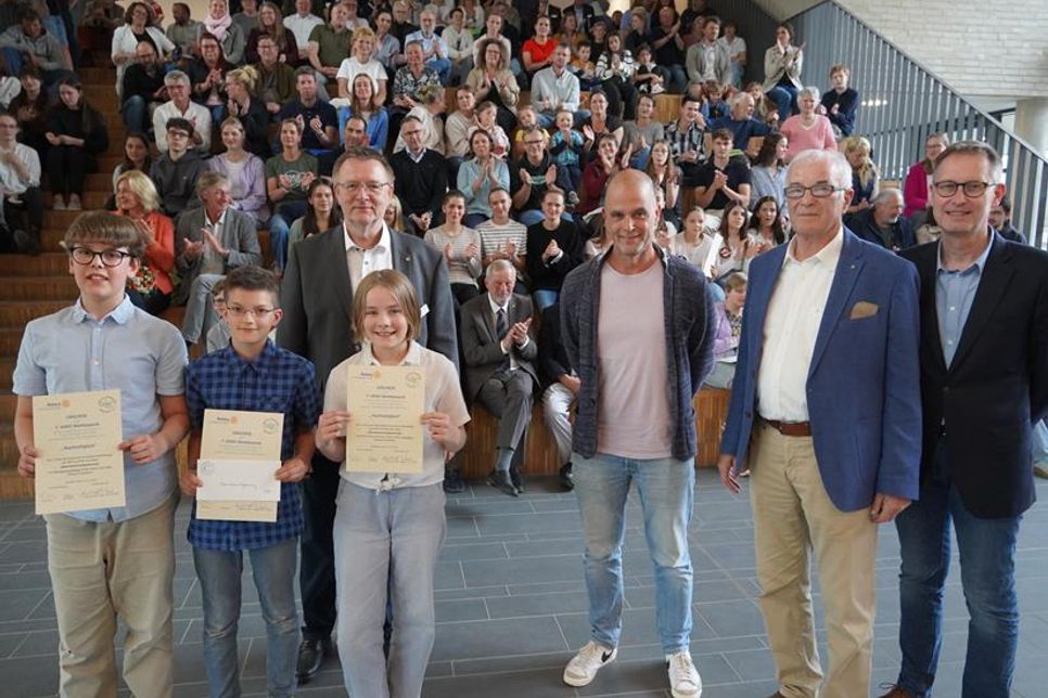 Die Sieger der Unterstufe mit Rotary-Präsident Manfred Rohde, Schulleiter Karsten Kilian,  MINT-Projektleiter vom Rotary Club Dr. Georg Heerten und stellvertretendem Schulleiter Ralf Hübner (v. lks.).