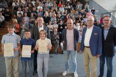 Die Sieger der Unterstufe mit Rotary-Präsident Manfred Rohde, Schulleiter Karsten Kilian,  MINT-Projektleiter vom Rotary Club Dr. Georg Heerten und stellvertretendem Schulleiter Ralf Hübner (v. lks.).