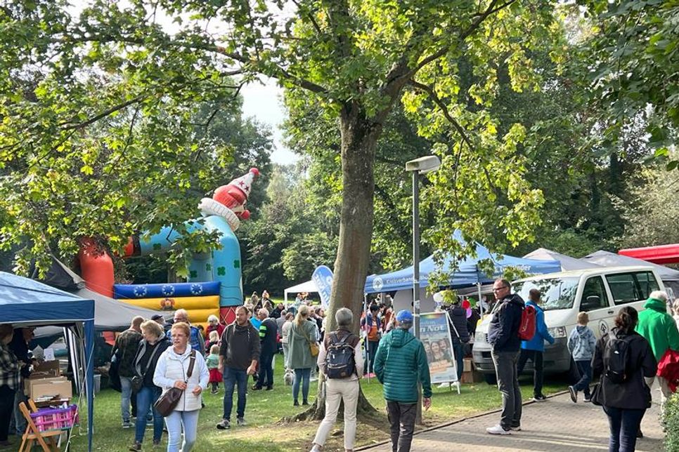 Buntes Treiben im Kurpark.