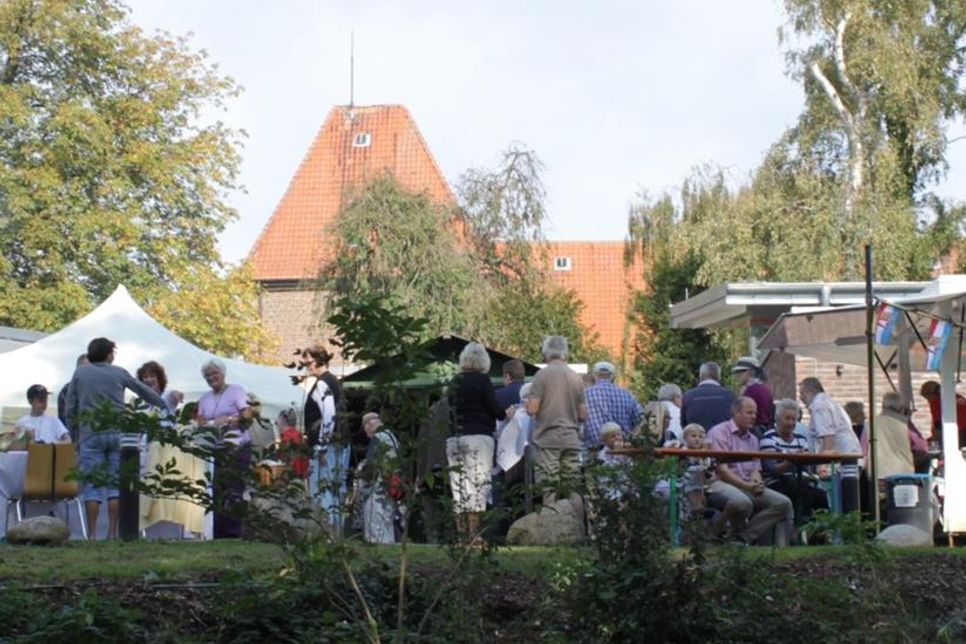 Rund um die Nicolaikirche findet traditionell das gemeinsame Erntedankfest statt.