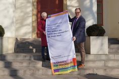 Heinke Hafemann, Gruppensprecherin von Amnesty International Neustadt und Bürgermeister Mirko Spieckermann präsentieren den neuen Banner.