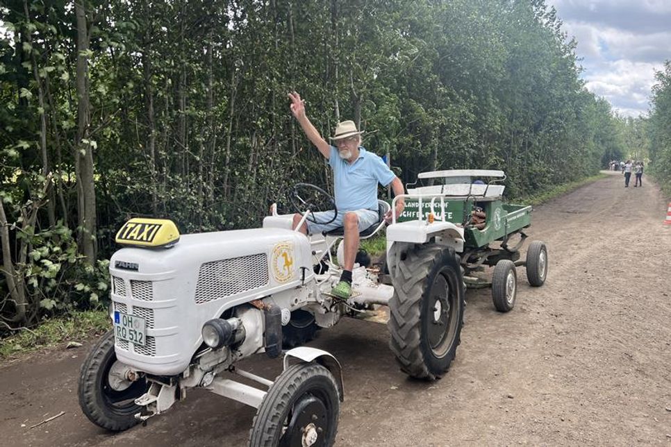 Seniorchef Uli Deicke transportierte die Turniergäste und -teilnehmer mit dem hofeigenen Taxi von A nach B.