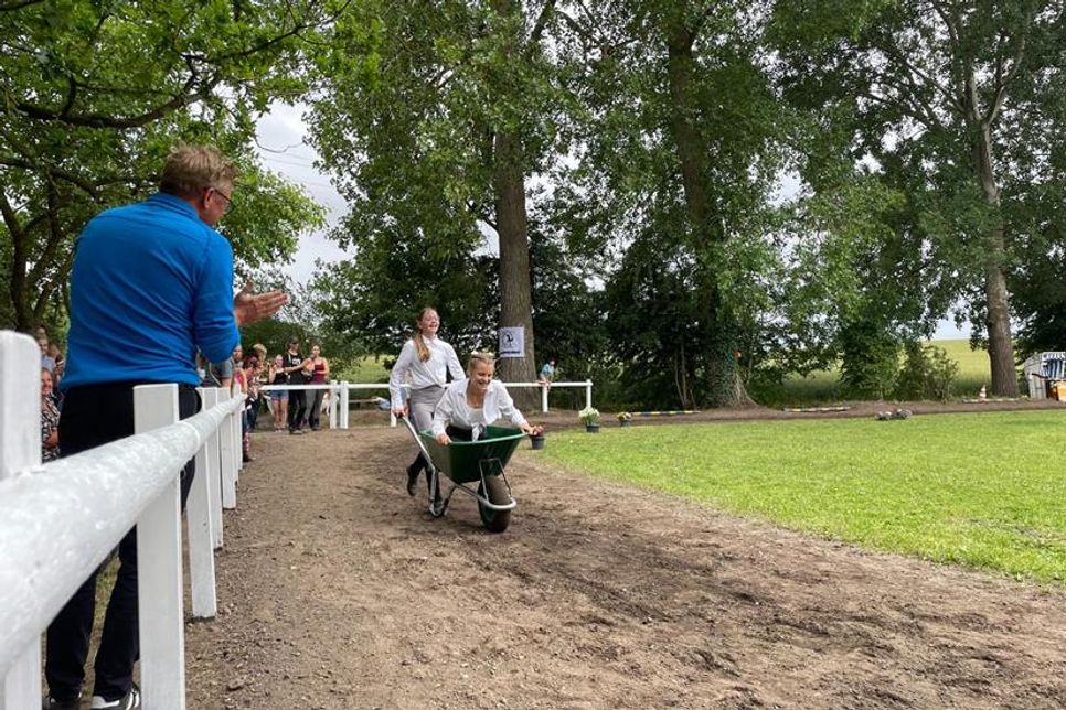 Nicht nur auf dem Pferd konnte man Schleifen erringen: Beim Spaß-Triathlon sorgte vor allem die Disziplin „Schubkarre“ für großen Applaus beim Publikum.