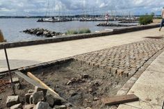 Fast fertig, aber eben nur fast: Die neue Promenade in Mönkeberg wirkt einladend. Doch mittendrin klaffen noch einige Baustellen.