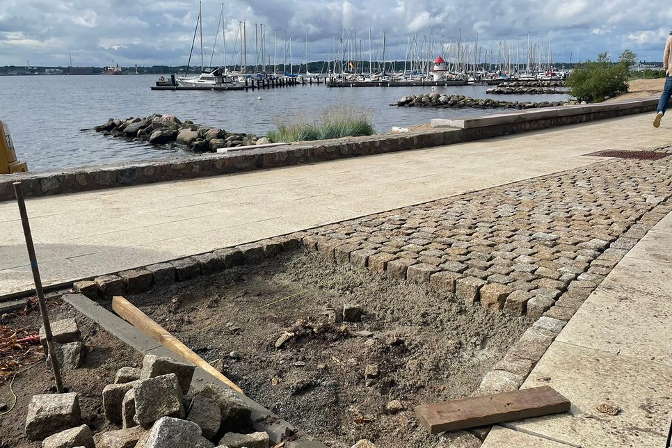 Fast fertig, aber eben nur fast: Die neue Promenade in Mönkeberg wirkt einladend. Doch mittendrin klaffen noch einige Baustellen.