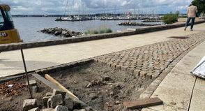 Fast fertig, aber eben nur fast: Die neue Promenade in Mönkeberg wirkt einladend. Doch mittendrin klaffen noch einige Baustellen.