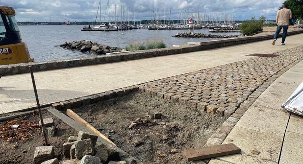 Fast fertig, aber eben nur fast: Die neue Promenade in Mönkeberg wirkt einladend. Doch mittendrin klaffen noch einige Baustellen.