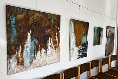 Neben herkömmlichen Farben kommen immer wieder Metallfarben und Säuren zum Einsatz, die durch die chemische Reaktion miteinander echte Patina- und Rosteffekte verursachen.