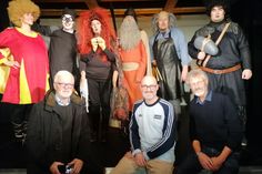 Thomas Waack (Rotary, vorn links) und Dr. Michael Weber (vorn rechts) nahmen die neue Bühne in Augenschein.