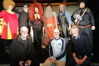 Thomas Waack (Rotary, vorn links) und Dr. Michael Weber (vorn rechts) nahmen die neue Bühne in Augenschein.