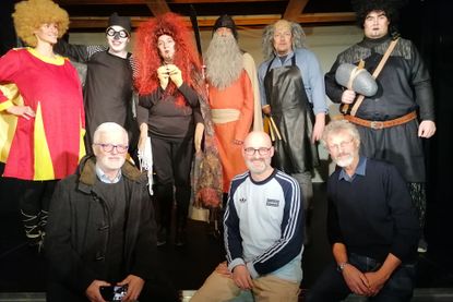 Thomas Waack (Rotary, vorn links) und Dr. Michael Weber (vorn rechts) nahmen die neue Bühne in Augenschein.