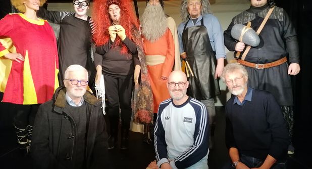 Thomas Waack (Rotary, vorn links) und Dr. Michael Weber (vorn rechts) nahmen die neue Bühne in Augenschein.