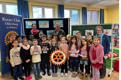 Klasse 2b der Grundschule in Burg auf Fehmarn zusammen mit den Rotariern Susanne Micheel-Sprenger, Uwe Lankau und Susanne Knees