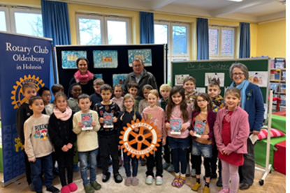 Klasse 2b der Grundschule in Burg auf Fehmarn zusammen mit den Rotariern Susanne Micheel-Sprenger, Uwe Lankau und Susanne Knees
