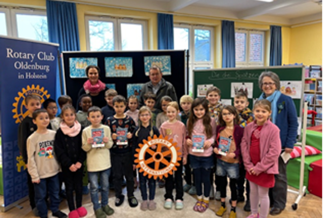 Klasse 2b der Grundschule in Burg auf Fehmarn zusammen mit den Rotariern Susanne Micheel-Sprenger, Uwe Lankau und Susanne Knees