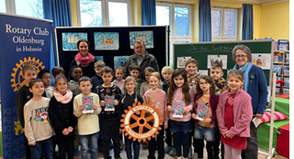 Klasse 2b der Grundschule in Burg auf Fehmarn zusammen mit den Rotariern Susanne Micheel-Sprenger, Uwe Lankau und Susanne Knees