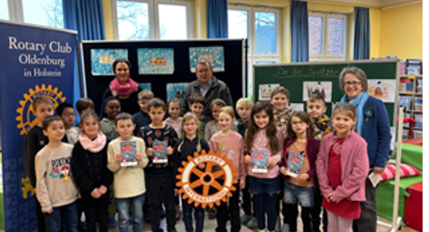 Klasse 2b der Grundschule in Burg auf Fehmarn zusammen mit den Rotariern Susanne Micheel-Sprenger, Uwe Lankau und Susanne Knees