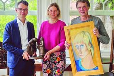 v.l.: Marcel Kühnemann-Rode (Leiter der Fielmann-Filiale Wellingdorf), Sabine Behrens (Museumsleiterin), Ulrich Steffen (Geschäftsführer der Heinrich-Blunck-Stiftung) bei der Übergabe der Schenkung.