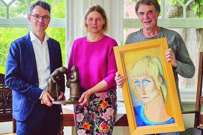 v.l.: Marcel Kühnemann-Rode (Leiter der Fielmann-Filiale Wellingdorf), Sabine Behrens (Museumsleiterin), Ulrich Steffen (Geschäftsführer der Heinrich-Blunck-Stiftung) bei der Übergabe der Schenkung.