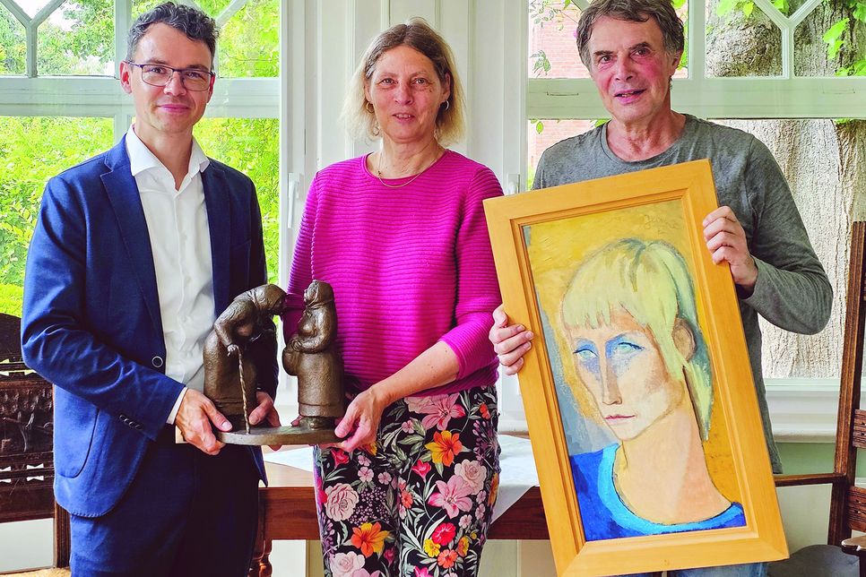 v.l.: Marcel Kühnemann-Rode (Leiter der Fielmann-Filiale Wellingdorf), Sabine Behrens (Museumsleiterin), Ulrich Steffen (Geschäftsführer der Heinrich-Blunck-Stiftung) bei der Übergabe der Schenkung.