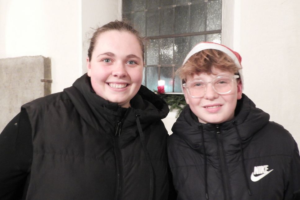 Lucia Ochs, ehemalige Weberschülerin, und ihr Bruder Cayden Bollmann waren Teil des begeisterten Publikums in der Michaeliskirche.