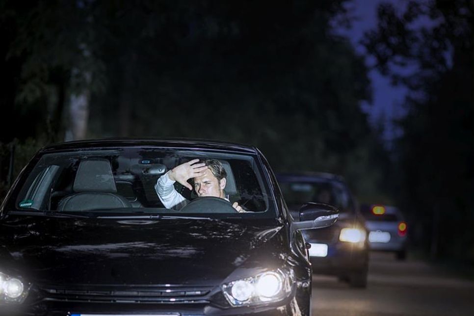 Sind Scheinwerfer zu hoch eingestellt, blenden sie den Gegenverkehr. Gemäß Licht-Test-Bilanz 2023 war das bei knapp neun Prozent der Fahrzeuge der Fall. (Foto: ProMotor/T.Volz