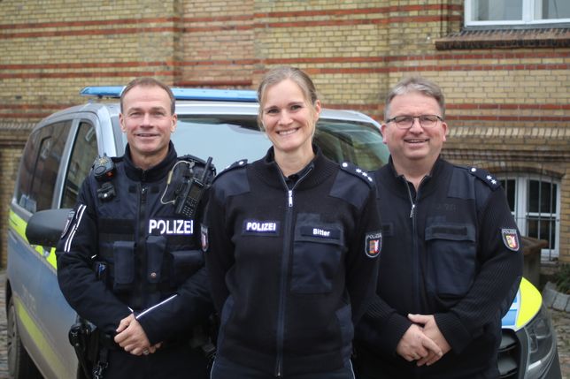 Sie freuen sich darauf, gemeinsam für die Sicherheit in Schönwalde und den umliegenden Gemeinden sorgen zu können: Tina Bitter mit ihren Kollegen Dennis Köster (l.) und Heiko Bünning.