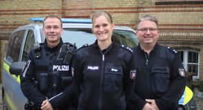 Sie freuen sich darauf, gemeinsam für die Sicherheit in Schönwalde und den umliegenden Gemeinden sorgen zu können: Tina Bitter mit ihren Kollegen Dennis Köster (l.) und Heiko Bünning.