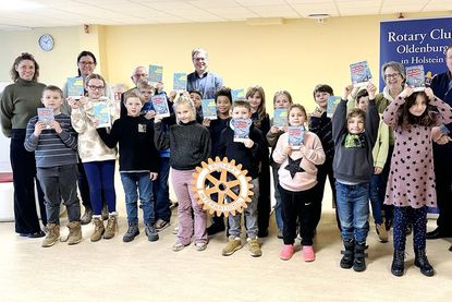 Die Kinder der 2. Klassen freuen sich über die geschenkten Bücher. v.l.: Rektorin Angela Haar, Grundschulkoordinatorin Stefanie Clasen, Rotarier Klaus Basting-Neumann und Jens Griebel, Projektleiterin Susanne Knees, Präsident Uwe Lankau, Rotarier Andreas Mylius und Schülerinnen und Schüler der 2. Klassen.