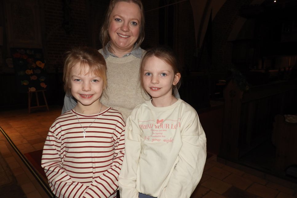Engagiertes Weihnachtstrio: Jasnina Schwede liest das Evangelium, Paulina und Lea (re.) spielen mit.