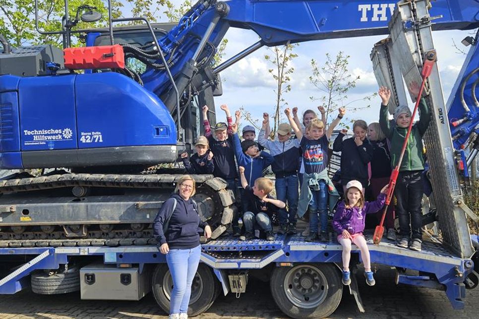 Kinderfeuerwehr Roge/Sierksdorf zu Besuch beim THW.