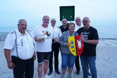 Gemeindewehrführer Hans-Werner Landschoof (2. v. re.) und Stellvertreter Bernd Bader (3. v. lks.) sowie weitere Vertreter der Feuerwehr Kellenhusen gratulierten Königin Judith Schröder. Wolfgang Wilhelmy (re.) schoss die erste Hälfte des Vogels ab.