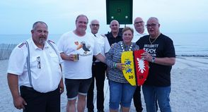 Gemeindewehrführer Hans-Werner Landschoof (2. v. re.) und Stellvertreter Bernd Bader (3. v. lks.) sowie weitere Vertreter der Feuerwehr Kellenhusen gratulierten Königin Judith Schröder. Wolfgang Wilhelmy (re.) schoss die erste Hälfte des Vogels ab.